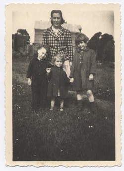 Hester Kool with van Westering children1945