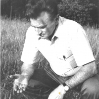 Thomas Blatt at Sobibor holding human bone fragments found on the ground (1981)