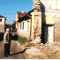 Thomas Blatt in front of his childhood home in Izbica, Poland (2010).