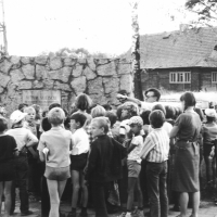 TB talking to schoolchildren in Sobibor 1981
