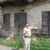 Thomas Blatt in front of his childhood home in Izbica, Poland in 2005.