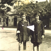 Noémi (left) when she was 9, with her best friend Erzsebet, Kiskunhalas, 1931.