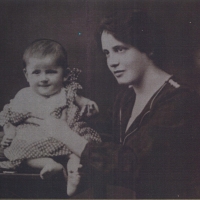 Noémi with her mother Juliska, 1922.