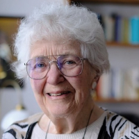 Laureen presenting her book "Shedding Our Stars" Oregon, October 2019.