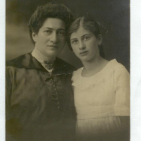 002-Emy and Gaby as teenager